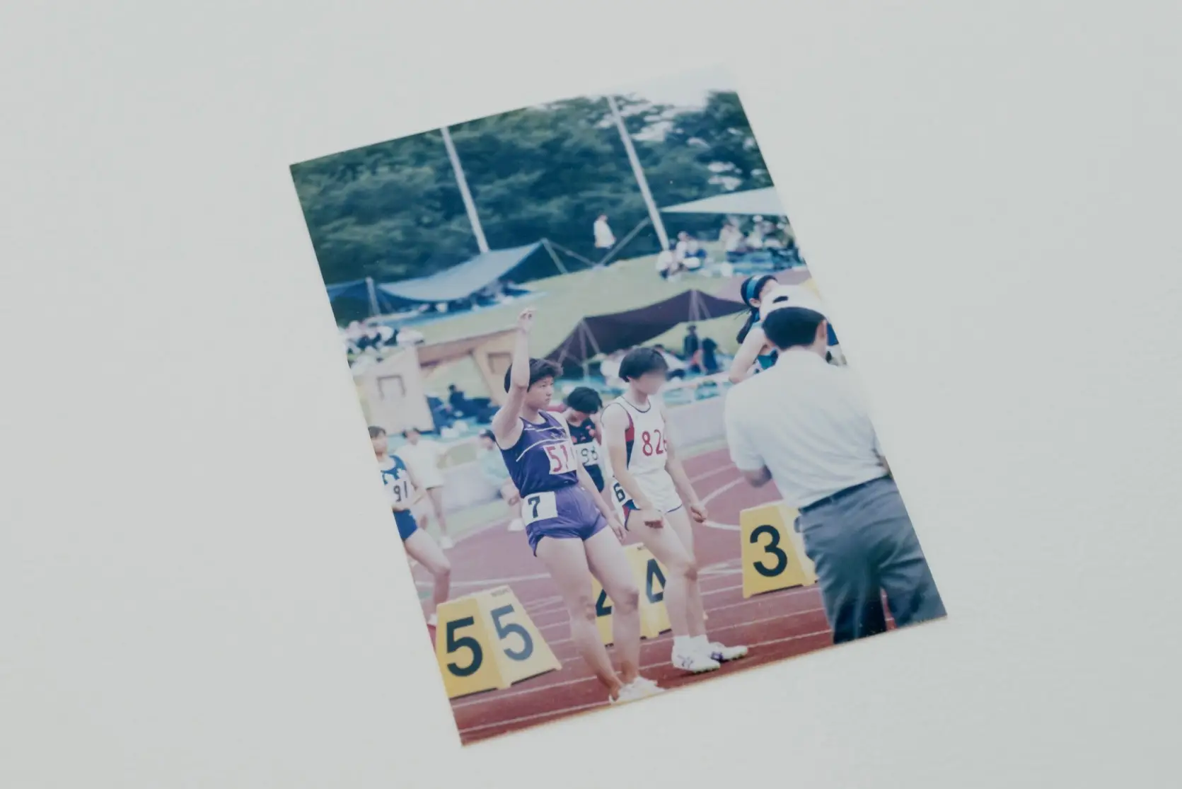 陸上競技に打ち込む中学時代。ユニフォーム紫色が冴瑪さん。
