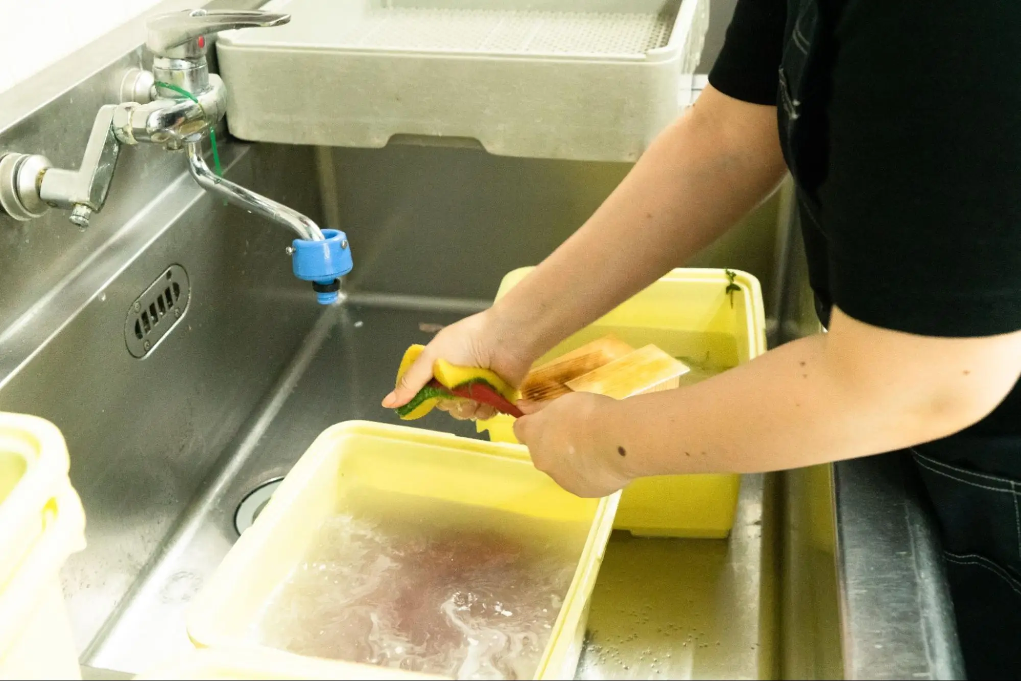 洗浄機にかける細かいカトラリー類（フォークやスプーンなど）を手洗いしたりします。