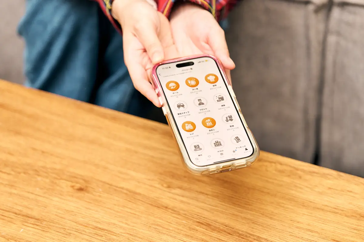 兼松さんは飲食や接客などのバッチを所持