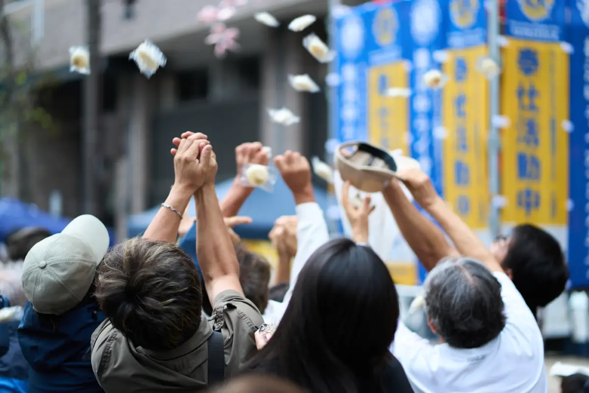 餅まきイベント大盛り上がり