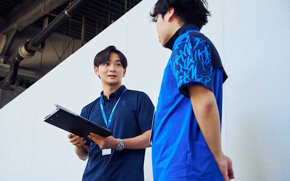 担当スタッフの佐藤さんから説明を受ける浅場さん