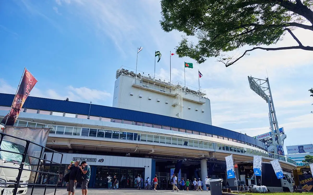 試合を前に賑わう横浜スタジアム