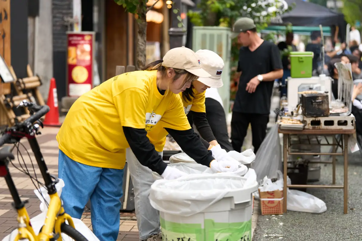 本部スタッフとしてチラシ配布やゴミ回収を行うワーカーさん